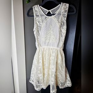 NWT Abercrombie & Fitch lace cream dress size XS beautiful sheer back